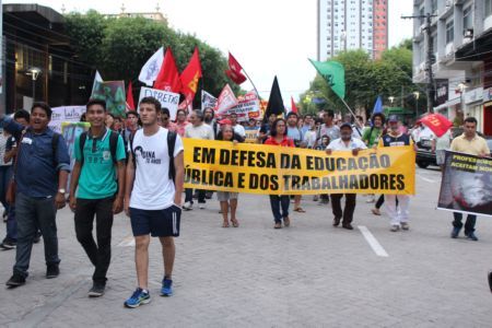 Dando continuidade ao ato contra a retirada de direitos e o corte de recursos da Educação